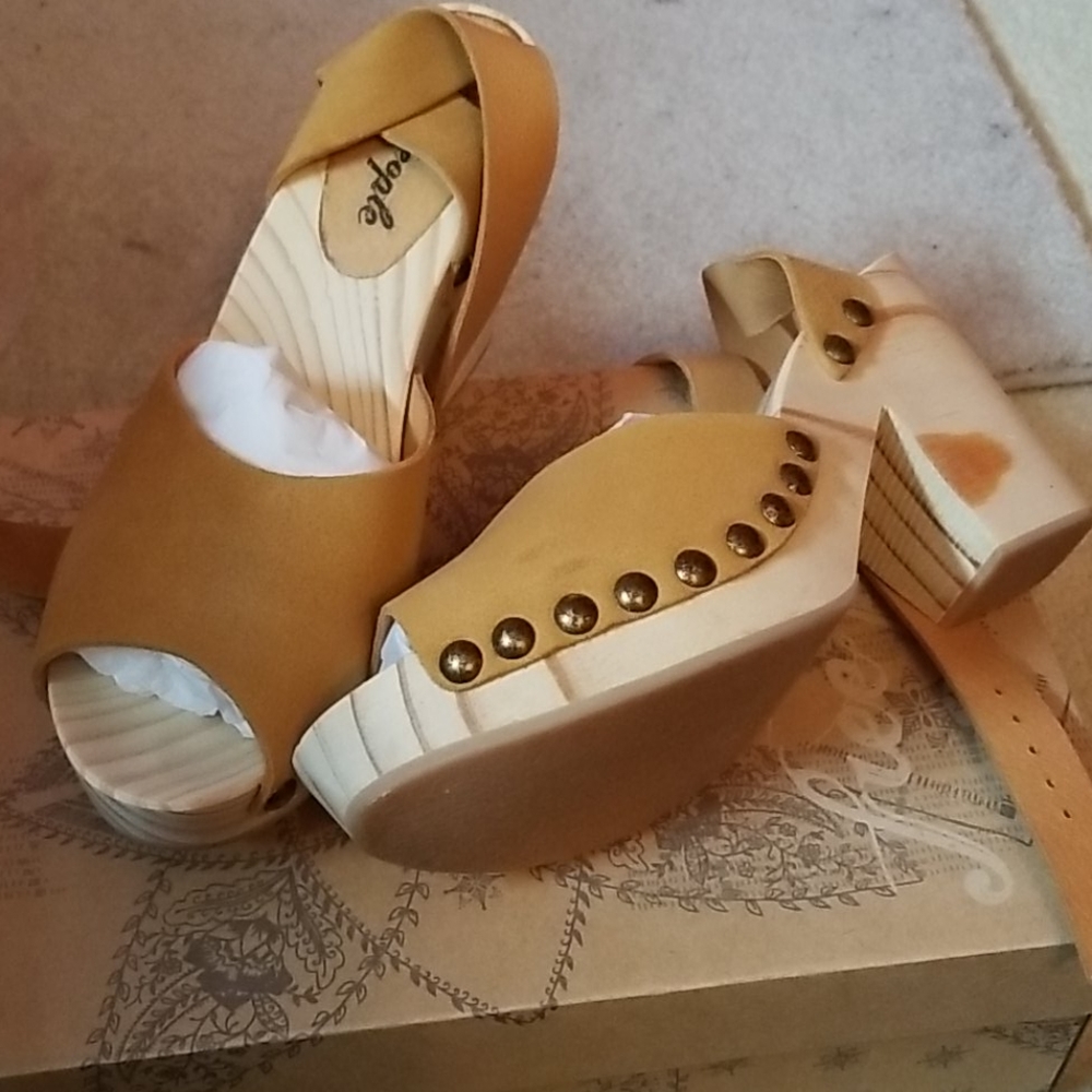 Shoes - Picture 2 of 3